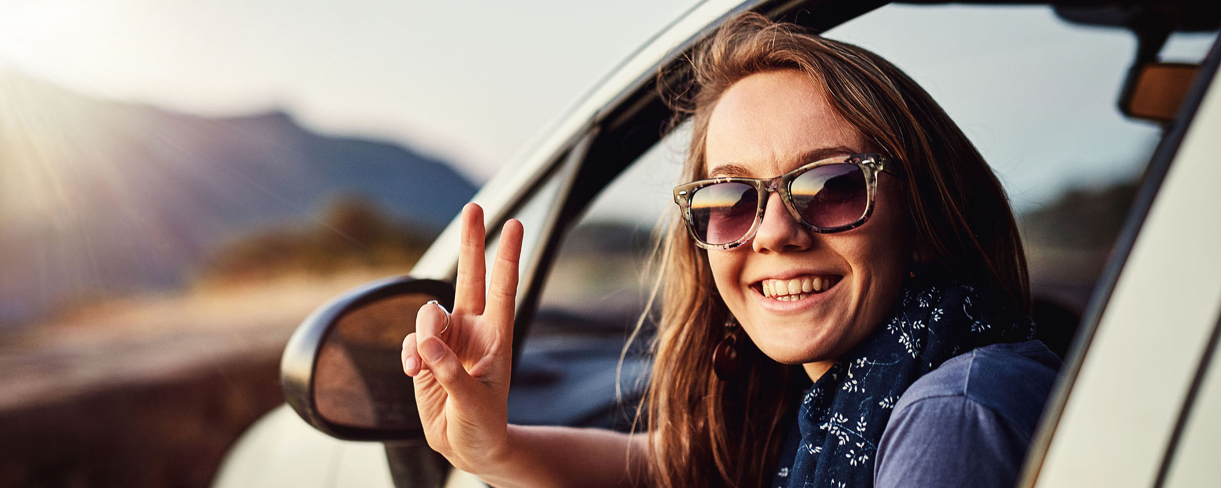 frau freut-sich-im-auto-2500x1300px