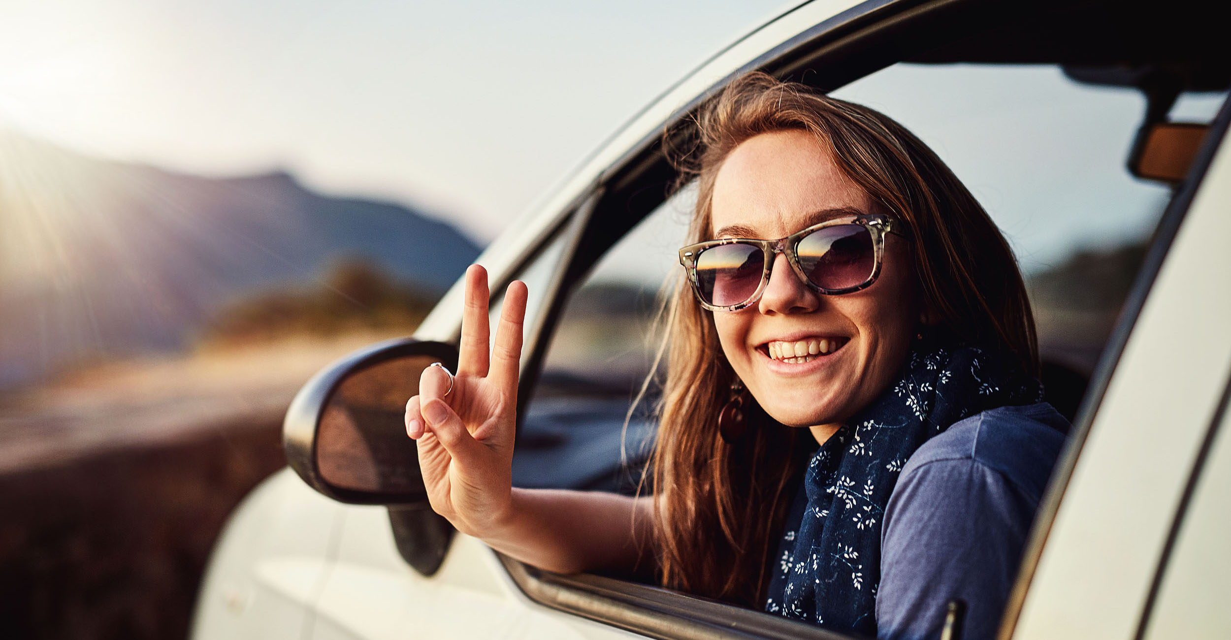 frau freut-sich-im-auto-2500x1300px